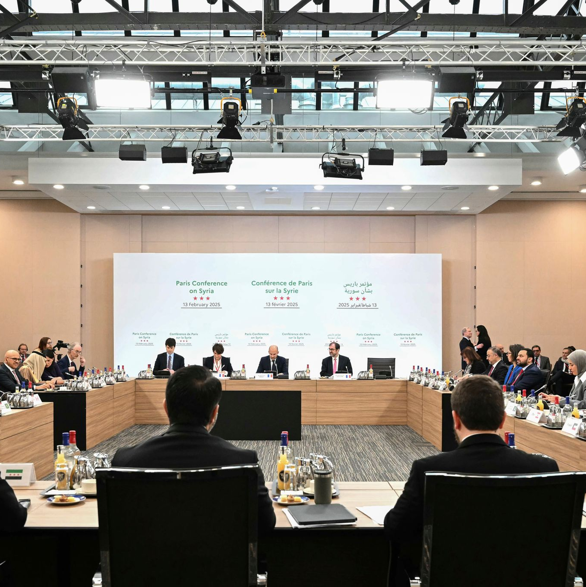 In einem breiten Zusammenschluss stehen zahlreiche Länder bereit, um Syrien zu helfen. - Foto: Bertrand Guay/Pool AFP/AP/dpa