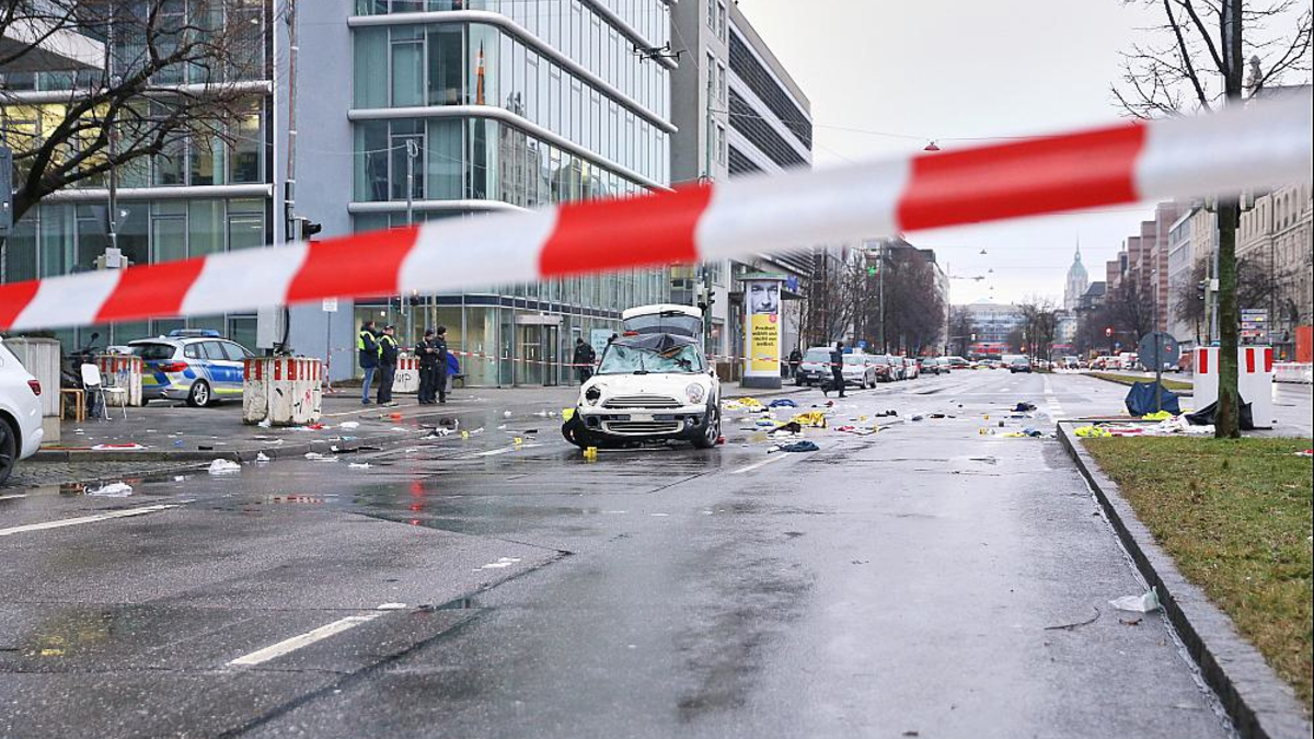 Auto fährt in München in Menschenmenge am 13.02.2025 - Foto: über dts Nachrichtenagentur