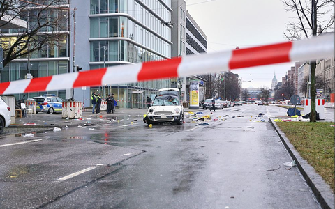 Auto fährt in München in Menschenmenge am 13.02.2025 - Foto: über dts Nachrichtenagentur