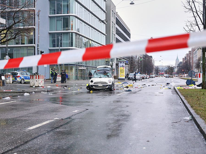 Auto fährt in München in Menschenmenge am 13.02.2025 - Foto: über dts Nachrichtenagentur