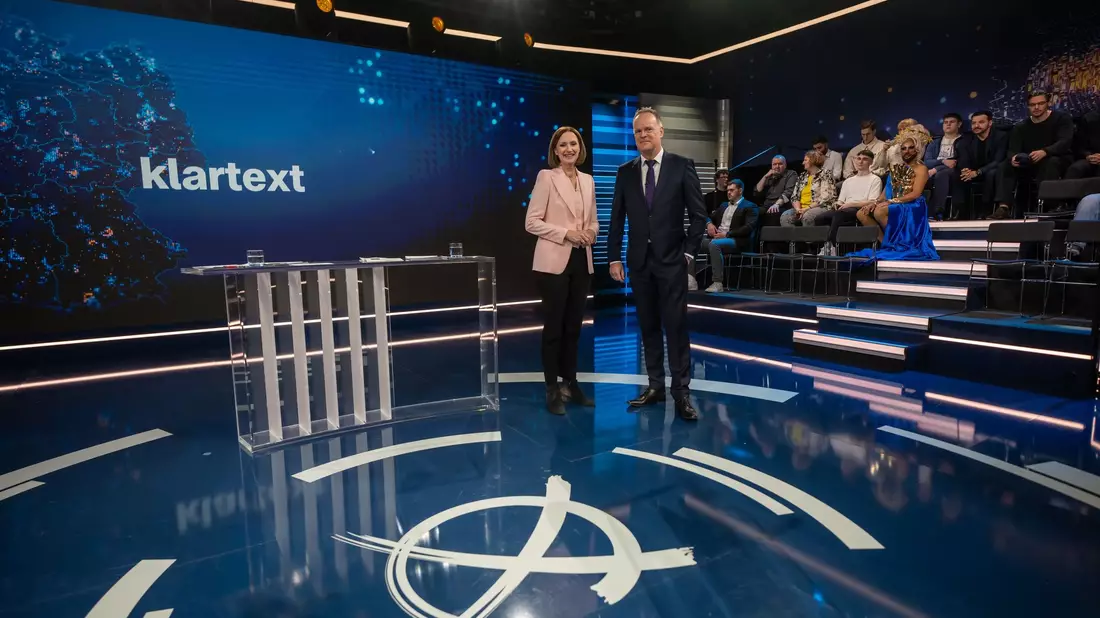 In der ZDF-Sendung «Klartext» musste Kanzler Scholz schwierige Fragen von besorgten Bürgern beantworten. - Bild: Michael Kappeler/dpa- Pool/dpa