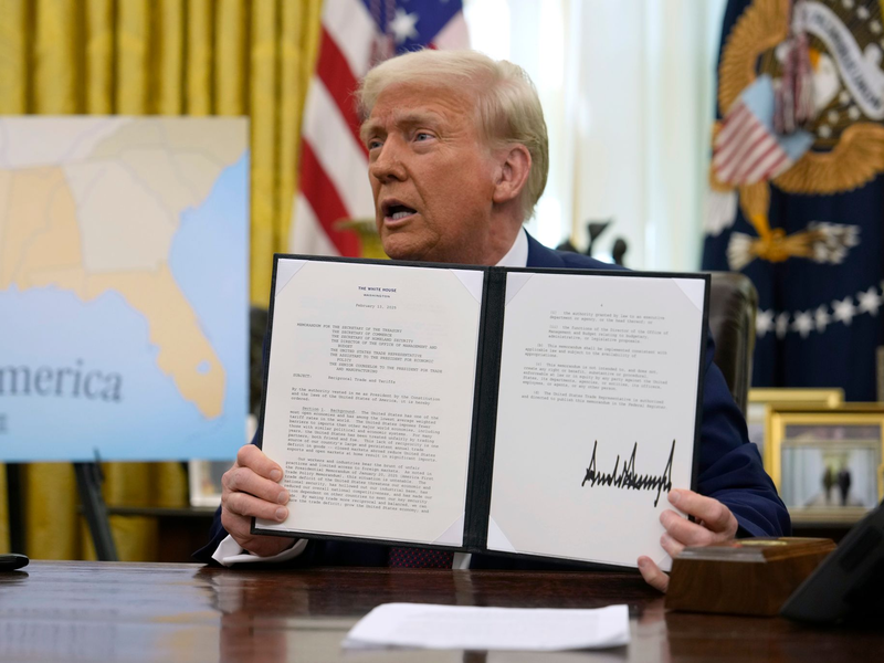 US-Präsident Donald Trump spricht zu Journalisten, nachdem er ein Dekret im Oval Office des Weißen Hauses unterzeichnet hat. (Archivbild) - Foto: Ben Curtis/AP/dpa