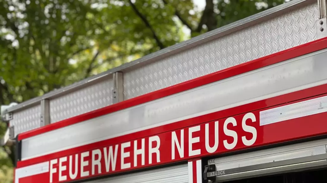 FW-NE: Schwerer Verkehrsunfall mit Lkw | Feuerwehr befreit Radfahrerin - Bild: presseportal.de