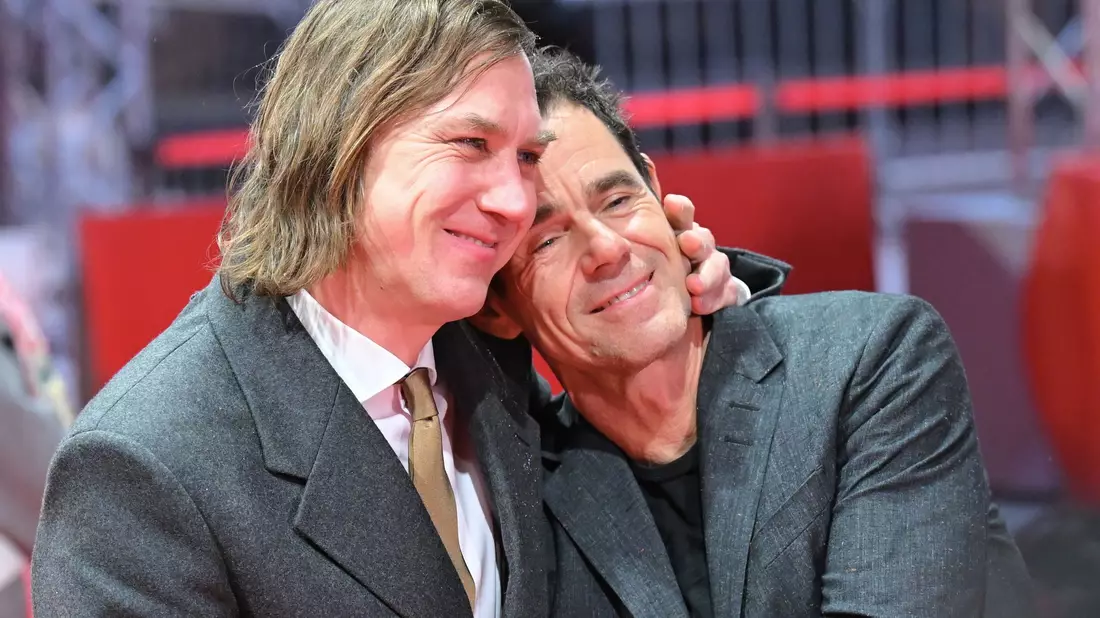 Schauspieler Lars Eidinger (l) und Regisseur Tom Tykwer beim Eröffnungsabend. - Bild: Annette Riedl/dpa