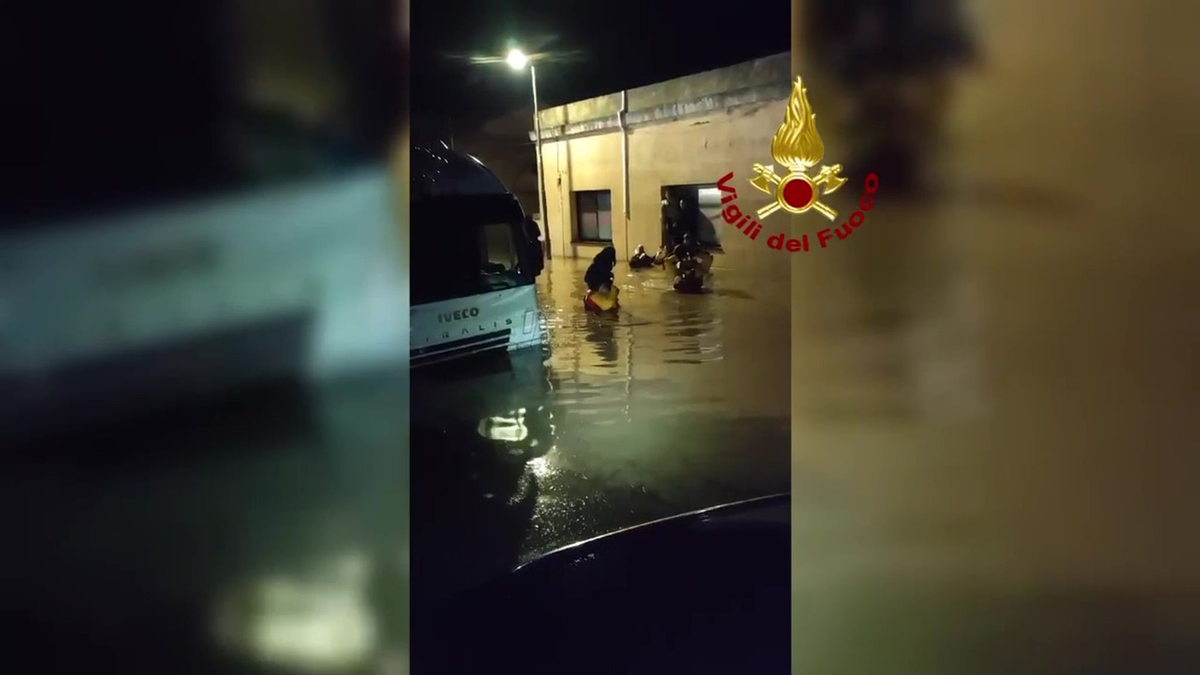 Auf der italienischen Mittelmeerinsel Elba hat die Feuerwehr nach schweren Regenfällen Dutzende Menschen in Sicherheit gebracht. - Foto: Vigili del Fuoco/dpa