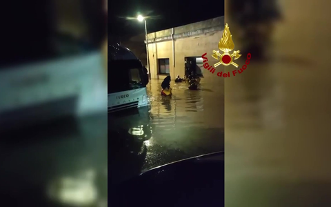 Auf der italienischen Mittelmeerinsel Elba hat die Feuerwehr nach schweren Regenfällen Dutzende Menschen in Sicherheit gebracht. - Foto: Vigili del Fuoco/dpa