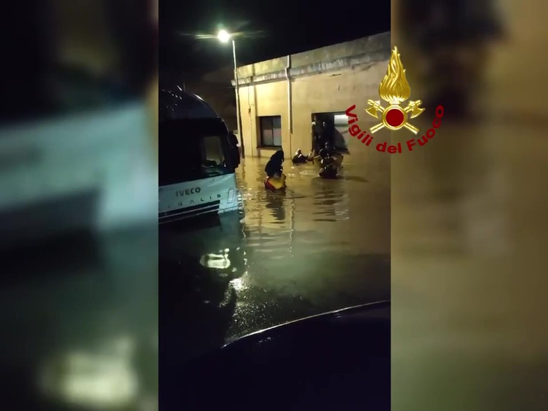 Auf der italienischen Mittelmeerinsel Elba hat die Feuerwehr nach schweren Regenfällen Dutzende Menschen in Sicherheit gebracht. - Foto: Vigili del Fuoco/dpa