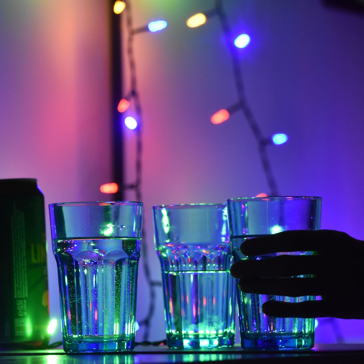 Die Polizei rät: Getränke bei Partys nie unbeaufsichtigt lassen. (Symbolbild) - Foto: Christian Thiele/dpa