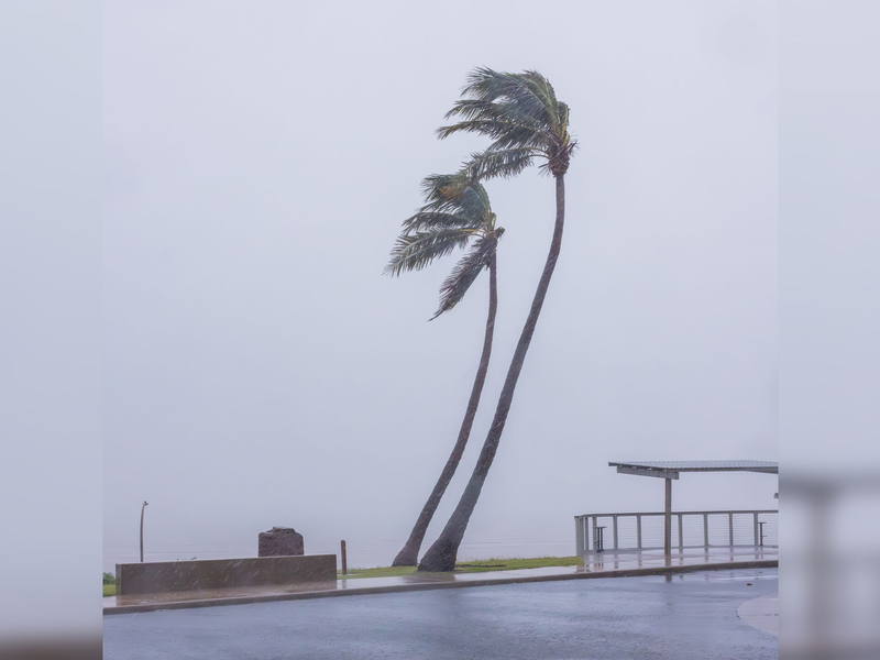 Einige Straßen waren schon überschwemmt, bevor der Zyklon auf Land traf. - Foto: Uncredited/TRACEY HEIMBERGER/AAP/dpa