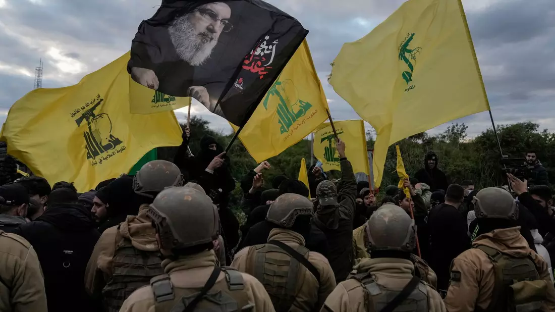 Anhänger der Hisbollah protestieren laut Medien gegen die Streichung eines Fluges aus dem Iran. (Archivbild)  - Bild: Bilal Hussein/AP/dpa