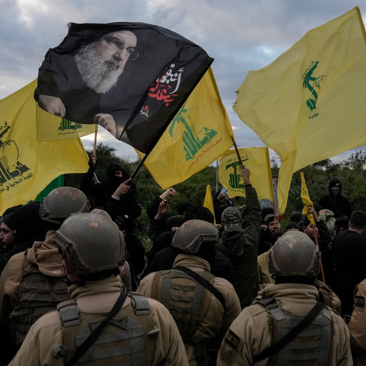 Anhänger der Hisbollah protestieren laut Medien gegen die Streichung eines Fluges aus dem Iran. (Archivbild)  - Foto: Bilal Hussein/AP/dpa