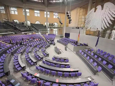 Im neu gewählten Bundestag sind Frauen mit einem Anteil von 32,4 Prozent deutlich unterrepräsentiert. (Archivbild) - Foto: Michael Kappeler/dpa