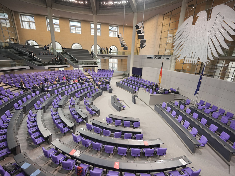 Im neu gewählten Bundestag sind Frauen mit einem Anteil von 32,4 Prozent deutlich unterrepräsentiert. (Archivbild) - Foto: Michael Kappeler/dpa