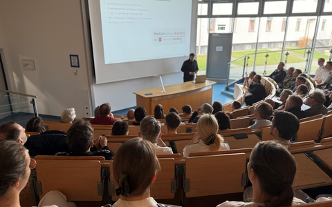 Erste Einführungsveranstaltung für Medizinstudierende am Medizincampus Koblenz - Praxisorientierte Ausbildung am BundeswehrZentralkrankenhaus Koblenz gestartet - Foto: presseportal.de Erste Einführungsveranstaltung für Medizinstudierende am Medizincampus Koblenz - Praxisorientierte Ausbildung am BundeswehrZentralkrankenhaus Koblenz gestartet - Foto: presseportal.de
