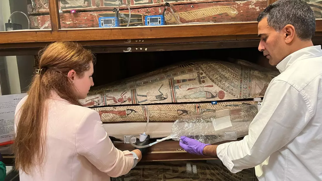 Emma Paolin und Abdelrazek Elnaggar von der Universität Ljubljana nahmen Luftproben im Ägyptischen Museum in Kairo. - Bild: Cecilia Bembibre/EurekAlert/University College London/dpa