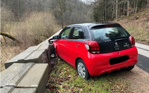 POL-PDLD: Auto prallt gegen Stützmauer - Foto: presseportal.de