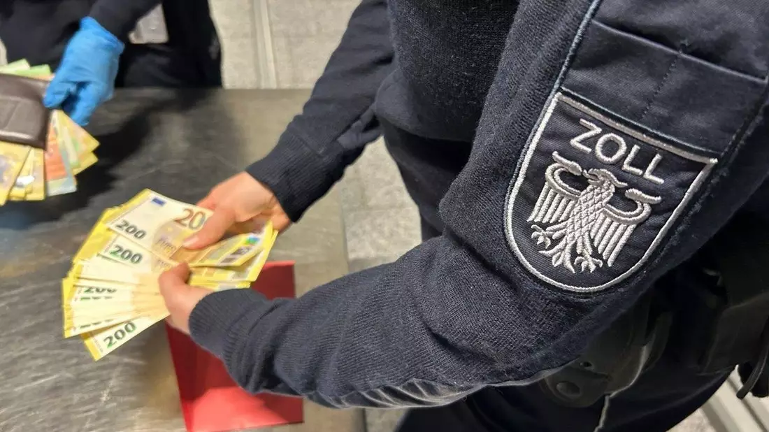GZD: Internationale Barmittelkontrolloperation BELENOS II / Sicherstellung von 1,6 Millionen Euro nicht angemeldetem Bargeld - Bild: presseportal.de