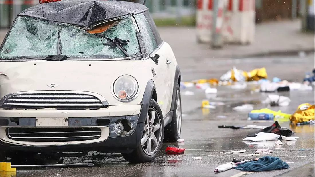 Auto fährt in München in Menschenmenge am 13.02.2025 - Bild: über dts Nachrichtenagentur
