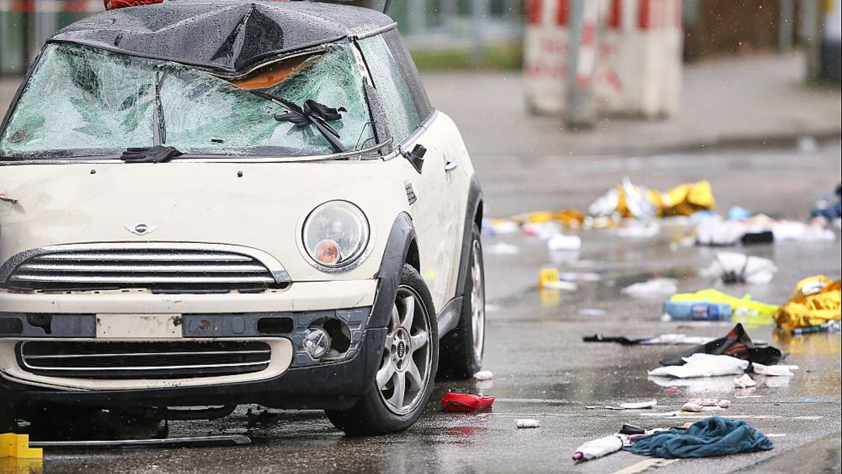 Auto fährt in München in Menschenmenge am 13.02.2025 - Foto: über dts Nachrichtenagentur