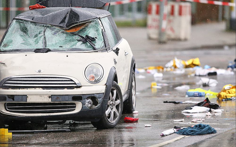 Auto fährt in München in Menschenmenge am 13.02.2025 - Foto: über dts Nachrichtenagentur