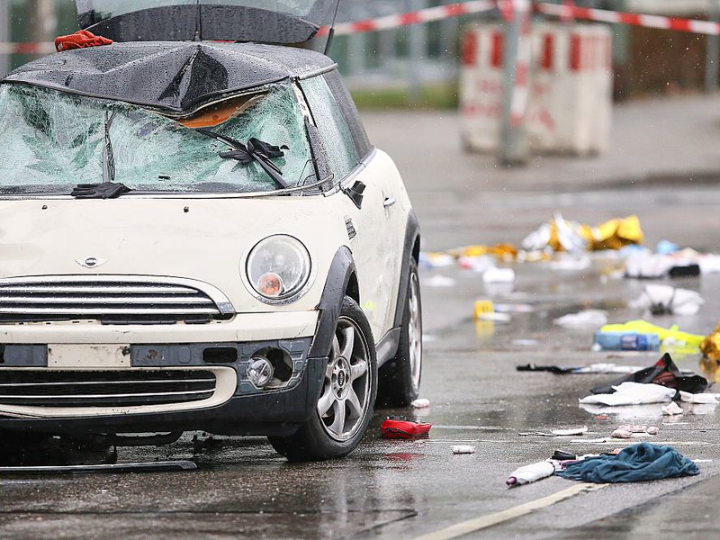 Auto fährt in München in Menschenmenge am 13.02.2025 - Foto: über dts Nachrichtenagentur