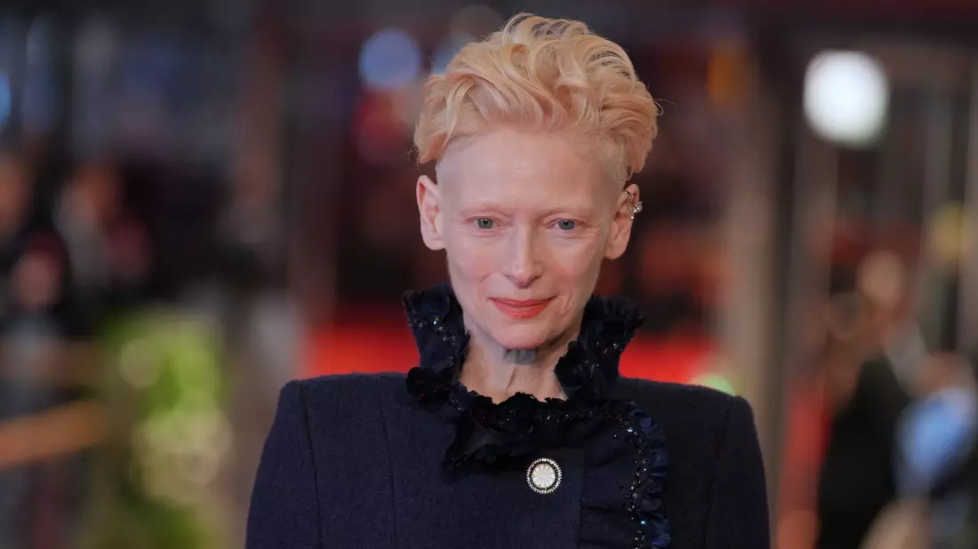 Tilda Swinton wurde bei der Berlinale für ihr Lebenswerk geehrt. - Bild: Soeren Stache/dpa