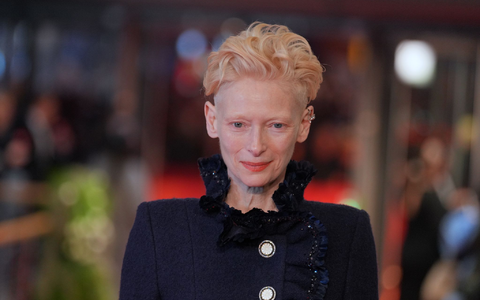 Tilda Swinton wurde bei der Berlinale für ihr Lebenswerk geehrt. - Foto: Soeren Stache/dpa