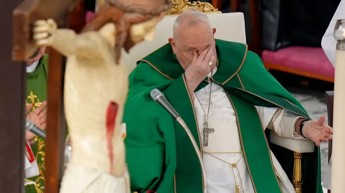 Franziskus geht es seit Wochen schlecht. (Archivbild) - Bild: Alessandra Tarantino/AP/dpa