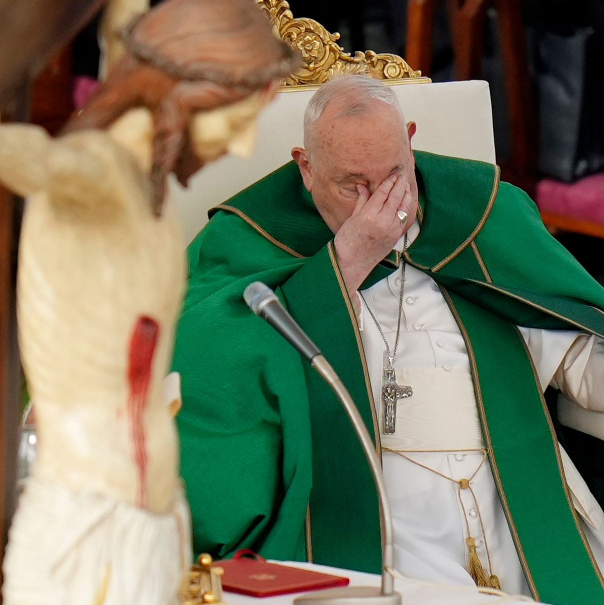 Franziskus geht es seit Wochen schlecht. (Archivbild) - Foto: Alessandra Tarantino/AP/dpa