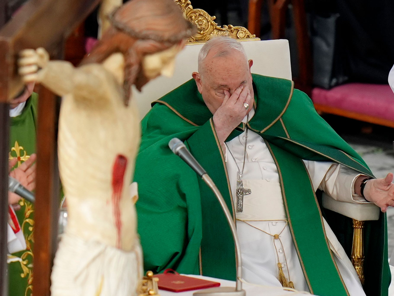 Franziskus geht es seit Wochen schlecht. (Archivbild) - Foto: Alessandra Tarantino/AP/dpa