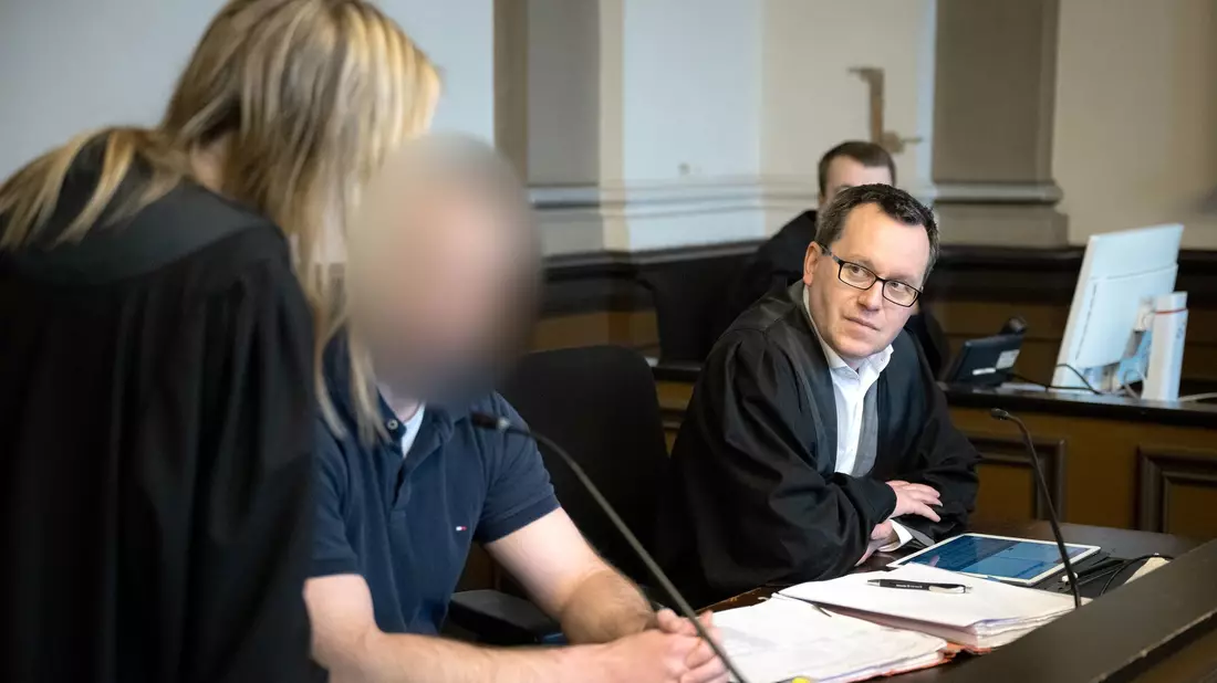 Der angeklagte Soldat räumte die Mordserie vor Gericht ein. - Bild: Sina Schuldt/dpa