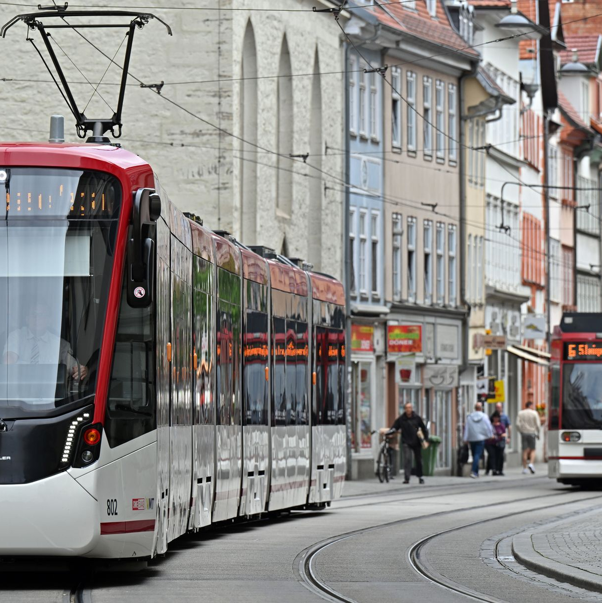 Das Deutschlandticket wurde zum Januar zwar deutlich teurer - insgesamt hat es aber zu einer Vergünstigung des öffentlichen Nahverkehrs geführt. (Archivbild) - Foto: Martin Schutt/dpa