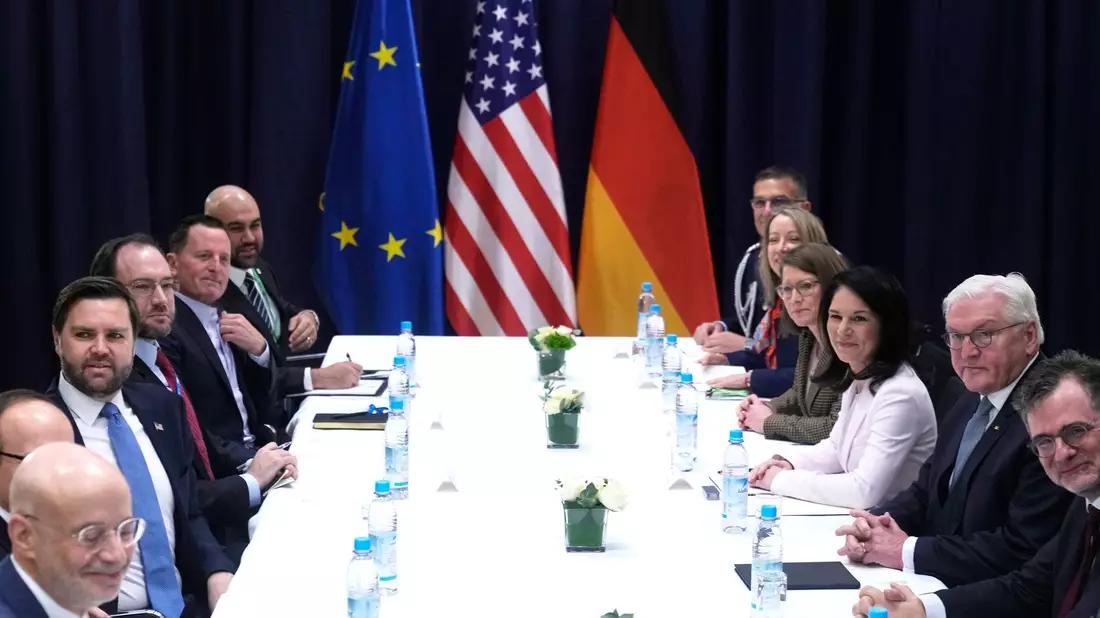 In München traf sich der US-Vizepräsident Vance u.a. mit Außenministerin Baerbock und Bundespräsident Steinmeier.  - Bild: Matthias Schrader/AP/dpa