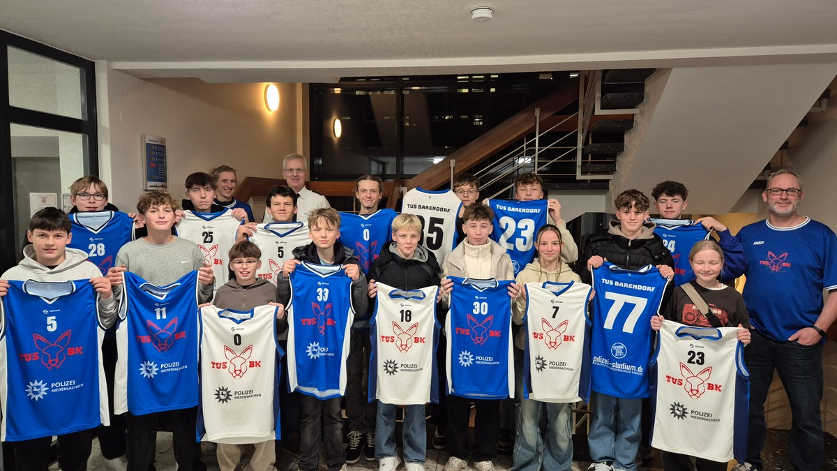 POL-LG: Polizeiakademie Niedersachsen unterstützt regionale Vereine! Trikots für Lüneburger Mannschaften. - Foto: presseportal.de