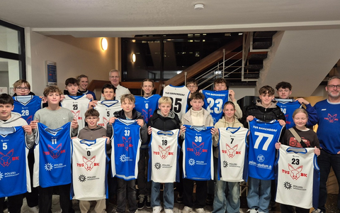 POL-LG: Polizeiakademie Niedersachsen unterstützt regionale Vereine! Trikots für Lüneburger Mannschaften. - Foto: presseportal.de POL-LG: Polizeiakademie Niedersachsen unterstützt regionale Vereine! Trikots für Lüneburger Mannschaften. - Foto: presseportal.de