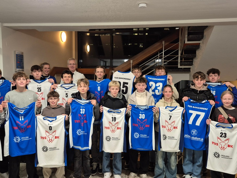 POL-LG: Polizeiakademie Niedersachsen unterstützt regionale Vereine! Trikots für Lüneburger Mannschaften. - Foto: presseportal.de