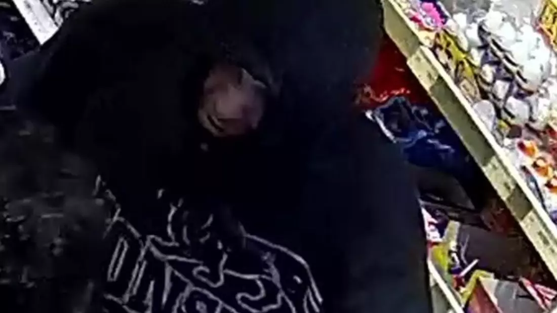 POL-AUR: Aurich - Zeugen nach Raub auf Tankstelle gesucht (Fotos des Täters) - Bild: presseportal.de