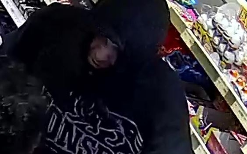 POL-AUR: Aurich - Zeugen nach Raub auf Tankstelle gesucht (Fotos des Täters) - Foto: presseportal.de POL-AUR: Aurich - Zeugen nach Raub auf Tankstelle gesucht (Fotos des Täters) - Foto: presseportal.de