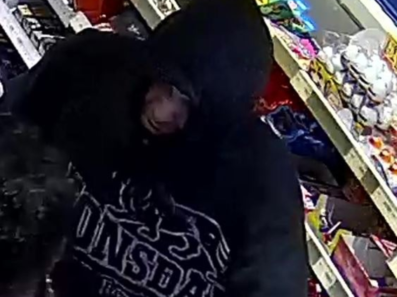 POL-AUR: Aurich - Zeugen nach Raub auf Tankstelle gesucht (Fotos des Täters) - Foto: presseportal.de