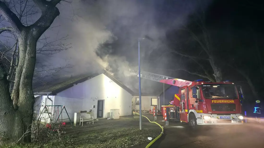 FW Sankt Augustin: Freiwillige Feuerwehr löscht Dachstuhlbrand - Bild: presseportal.de