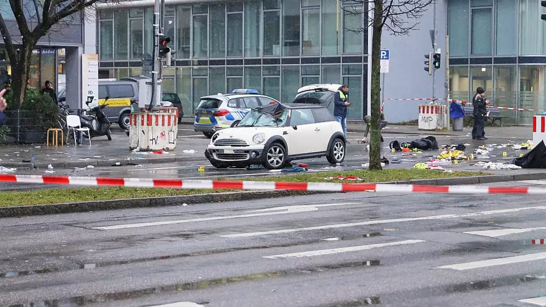 Auto fährt in München in Menschenmenge am 13.02.2025 - Bild: über dts Nachrichtenagentur