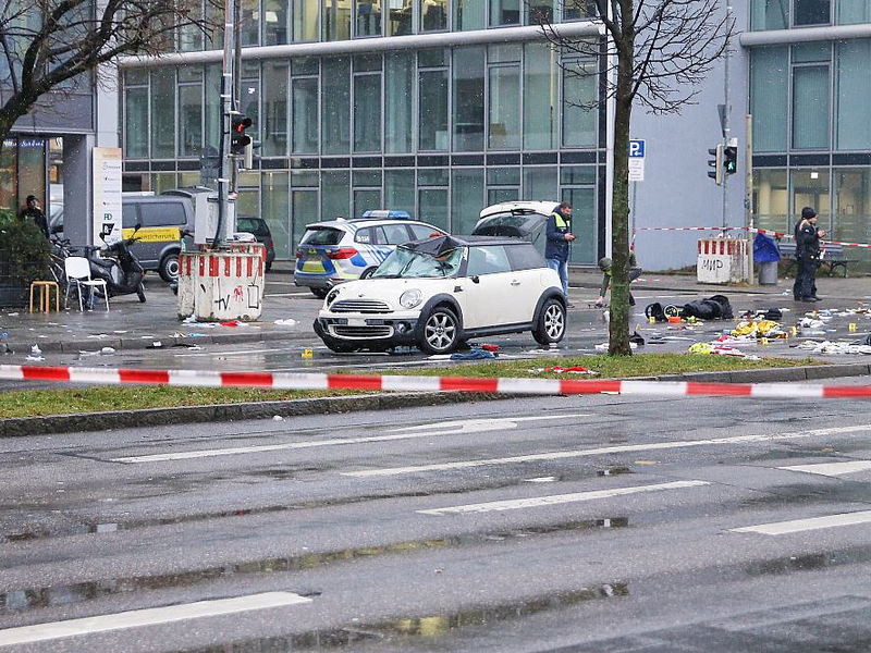 Auto fährt in München in Menschenmenge am 13.02.2025 - Foto: über dts Nachrichtenagentur