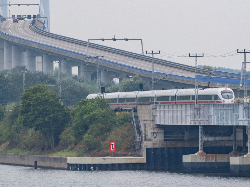 Die Fernzüge der Deutschen Bahn waren im Januar etwas pünktlicher unterwegs als zuletzt. (Archivbild) - Foto: Stefan Sauer/dpa