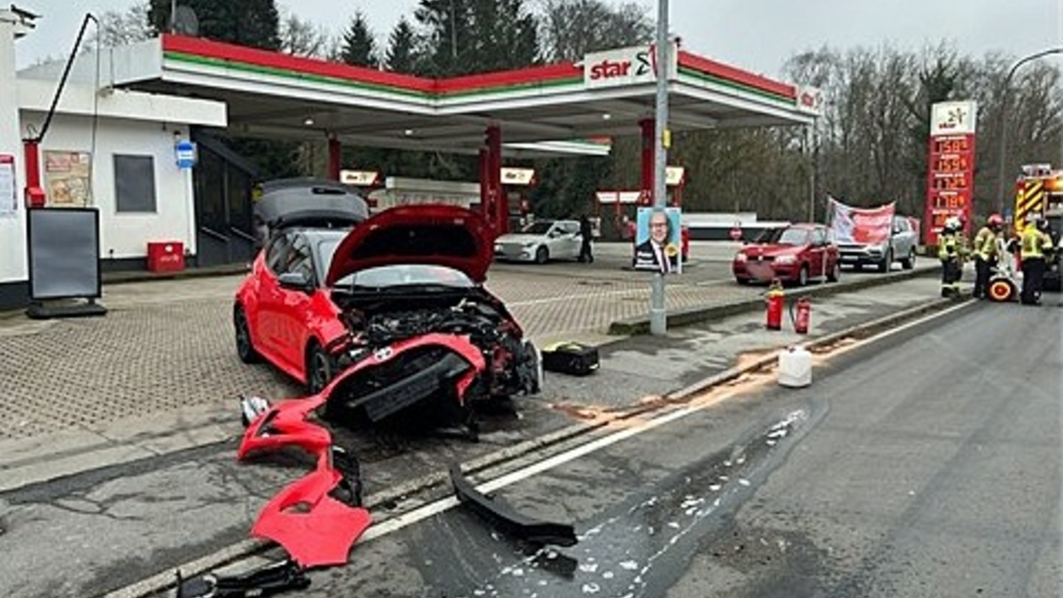 POL-ME: Beim Einfahren in den fließenden Verkehr verunfallt - Wülfrath - 2502056 - Foto: presseportal.de