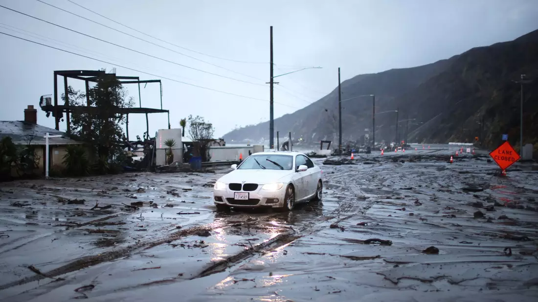 Ein Fahrzeug der Feuerwehr wurde von einer Schlammlawine ins Meer gespült. - Bild: Ethan Swope/AP/dpa