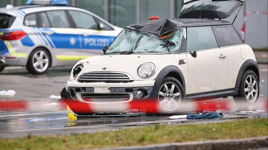 Auto fährt in München in Menschenmenge am 13.02.2025 - Bild: über dts Nachrichtenagentur