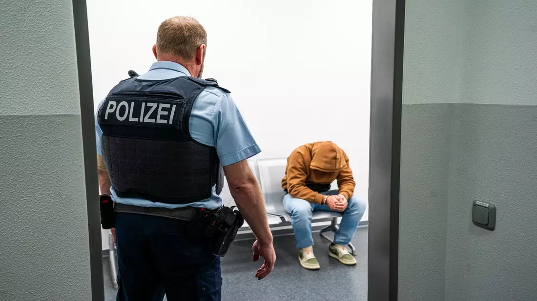 BPOL NRW: Auf dem Weg nach London abgefangen. 8.338 Euro oder 25 Tage Haft - Beamte der Bundespolizei nehmen gesuchten Franzosen fest - Bild: presseportal.de