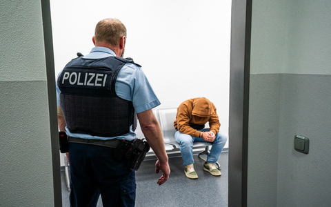 BPOL NRW: Auf dem Weg nach London abgefangen. 8.338 Euro oder 25 Tage Haft - Beamte der Bundespolizei nehmen gesuchten Franzosen fest - Foto: presseportal.de