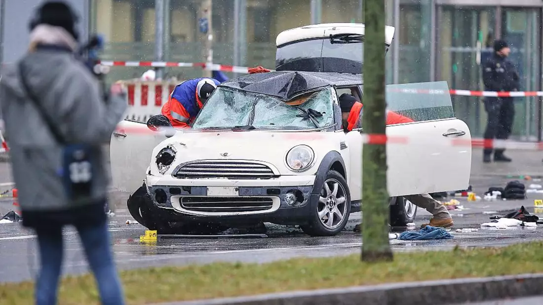 Auto fährt in München in Menschenmenge am 13.02.2025 - Bild: über dts Nachrichtenagentur