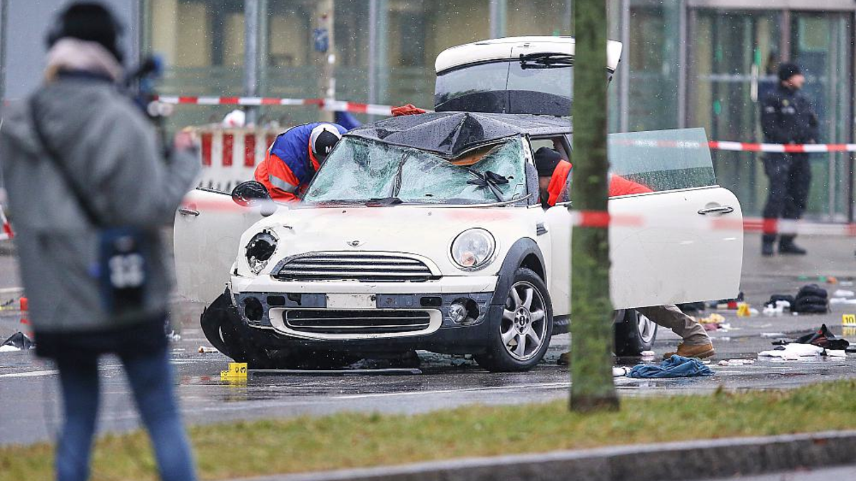Auto fährt in München in Menschenmenge am 13.02.2025 - Foto: über dts Nachrichtenagentur
